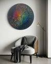 Ein rundes, abstraktes Kunstwerk (Splash 66, in situ) mit einem dynamischen Wirbel aus bunten Farben auf schwarzem Hintergrund, das Energie und Bewegung symbolisiert. Atelier Hellbusch