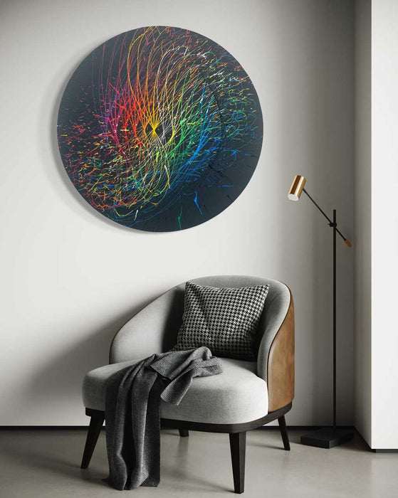 Ein rundes, abstraktes Kunstwerk (Splash 66, in situ) mit einem dynamischen Wirbel aus bunten Farben auf schwarzem Hintergrund, das Energie und Bewegung symbolisiert. Atelier Hellbusch