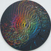 Ein rundes, abstraktes Kunstwerk (Splash 66) mit einem dynamischen Wirbel aus bunten Farben auf schwarzem Hintergrund, das Energie und Bewegung symbolisiert. Atelier Hellbusch