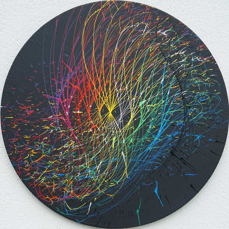 Ein rundes, abstraktes Kunstwerk (Splash 66) mit einem dynamischen Wirbel aus bunten Farben auf schwarzem Hintergrund, das Energie und Bewegung symbolisiert. Atelier Hellbusch