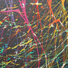 Ein rundes, abstraktes Kunstwerk (Splash 66, Ausschnitt) mit einem dynamischen Wirbel aus bunten Farben auf schwarzem Hintergrund, das Energie und Bewegung symbolisiert. Atelier Hellbusch