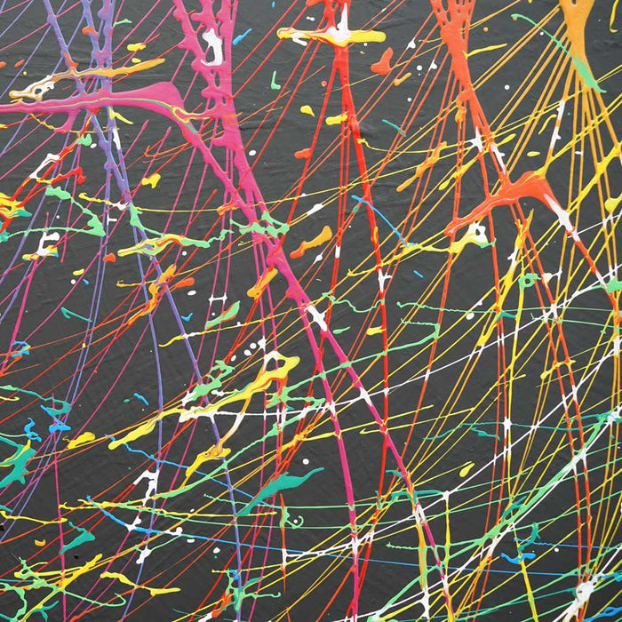 Ein rundes, abstraktes Kunstwerk (Splash 66, Ausschnitt) mit einem dynamischen Wirbel aus bunten Farben auf schwarzem Hintergrund, das Energie und Bewegung symbolisiert. Atelier Hellbusch