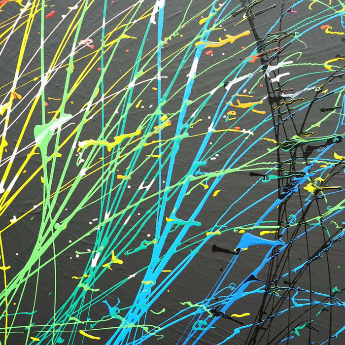 Ein rundes, abstraktes Kunstwerk (Splash 66, Ausschnitt) mit einem dynamischen Wirbel aus bunten Farben auf schwarzem Hintergrund, das Energie und Bewegung symbolisiert. Atelier Hellbusch