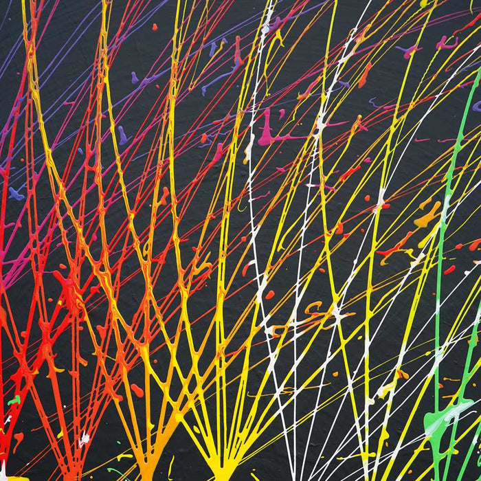 Ein rundes, abstraktes Kunstwerk (Splash 66, Ausschnitt) mit einem dynamischen Wirbel aus bunten Farben auf schwarzem Hintergrund, das Energie und Bewegung symbolisiert. Atelier Hellbusch