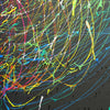 Ein rundes, abstraktes Kunstwerk (Splash 66, Ausschnitt) mit einem dynamischen Wirbel aus bunten Farben auf schwarzem Hintergrund, das Energie und Bewegung symbolisiert. Atelier Hellbusch