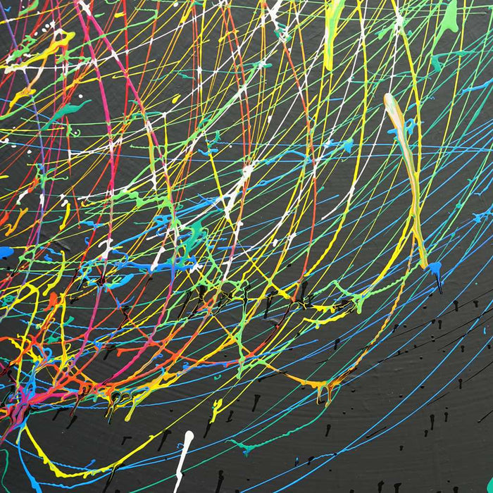 Ein rundes, abstraktes Kunstwerk (Splash 66, Ausschnitt) mit einem dynamischen Wirbel aus bunten Farben auf schwarzem Hintergrund, das Energie und Bewegung symbolisiert. Atelier Hellbusch