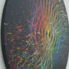 Ein rundes, abstraktes Kunstwerk (Splash 66, Seite) mit einem dynamischen Wirbel aus bunten Farben auf schwarzem Hintergrund, das Energie und Bewegung symbolisiert. Atelier Hellbusch