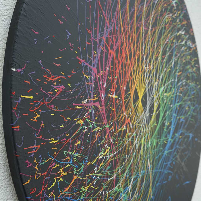 Ein rundes, abstraktes Kunstwerk (Splash 66, Seite) mit einem dynamischen Wirbel aus bunten Farben auf schwarzem Hintergrund, das Energie und Bewegung symbolisiert. Atelier Hellbusch