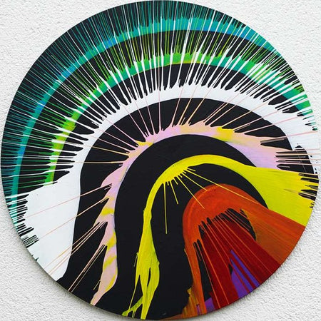 Rundes Gemälde „Splash 31“ in Schwarz, Gelb und Rot, ergänzt durch weiße, grüne und blaue Strahlen, abstrakte Acrylmalerei mit kraftvoller Dynamik und modernem Ausdruck, Atelier Hellbusch