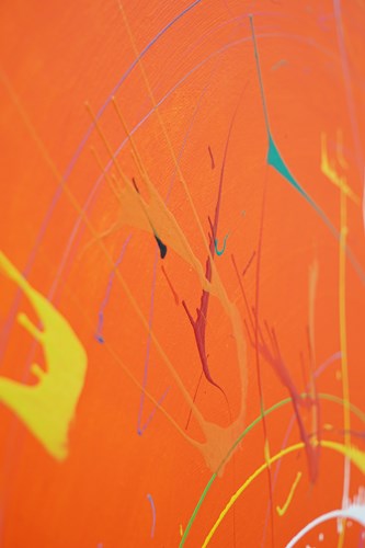 Gemälde Splash 42: Große, runde Leinwand mit orangem Hintergrund und dynamischen, bunten Farbspritzern in Weiß, Gelb, Grün, Blau, Rot und Schwarz. Moderne, experimentelle Kunst von 2024 (Nahaufnahme, seitlich). ARTLET - Atelier Hellbusch