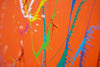 Gemälde Splash 42: Große, runde Leinwand mit orangem Hintergrund und dynamischen, bunten Farbspritzern in Weiß, Gelb, Grün, Blau, Rot und Schwarz. Moderne, experimentelle Kunst von 2024 (Nahaufnahme, seitlich). ARTLET - Atelier Hellbusch