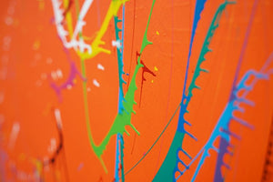 Gemälde Splash 42: Große, runde Leinwand mit orangem Hintergrund und dynamischen, bunten Farbspritzern in Weiß, Gelb, Grün, Blau, Rot und Schwarz. Moderne, experimentelle Kunst von 2024 (Nahaufnahme, seitlich). ARTLET - Atelier Hellbusch