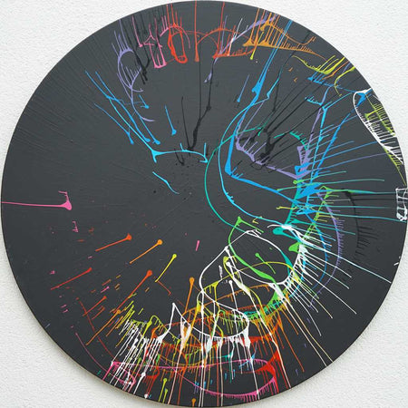 Gemälde Splash 49: Große, runde Leinwand mit tiefschwarzem Hintergrund und dynamischen, bunten Farbspritzern in Blau, Grün, Gelb, Orange, Rot und Weiß. Moderne, experimentelle Kunst von Mark Hellbusch (2024).
