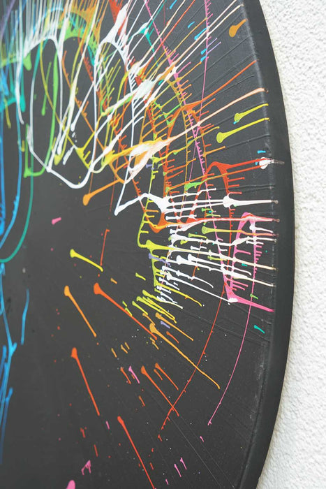 Gemälde Splash 49 (Seite): Große, runde Leinwand mit tiefschwarzem Hintergrund und dynamischen, bunten Farbspritzern in Blau, Grün, Gelb, Orange, Rot und Weiß. Moderne, experimentelle Kunst von Mark Hellbusch (2024).