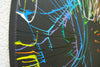 Gemälde Splash 49 (Seite): Große, runde Leinwand mit tiefschwarzem Hintergrund und dynamischen, bunten Farbspritzern in Blau, Grün, Gelb, Orange, Rot und Weiß. Moderne, experimentelle Kunst von Mark Hellbusch (2024).