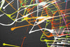 Gemälde Splash 49 (Ausschnitt): Große, runde Leinwand mit tiefschwarzem Hintergrund und dynamischen, bunten Farbspritzern in Blau, Grün, Gelb, Orange, Rot und Weiß. Moderne, experimentelle Kunst von Mark Hellbusch (2024).