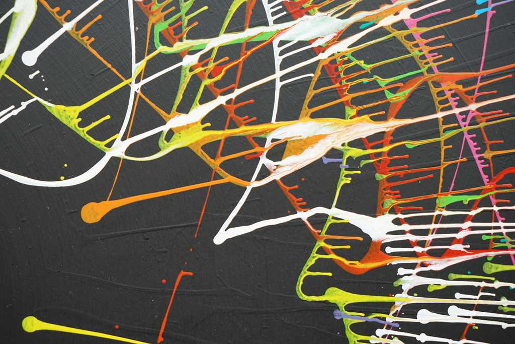 Gemälde Splash 49 (Ausschnitt): Große, runde Leinwand mit tiefschwarzem Hintergrund und dynamischen, bunten Farbspritzern in Blau, Grün, Gelb, Orange, Rot und Weiß. Moderne, experimentelle Kunst von Mark Hellbusch (2024).