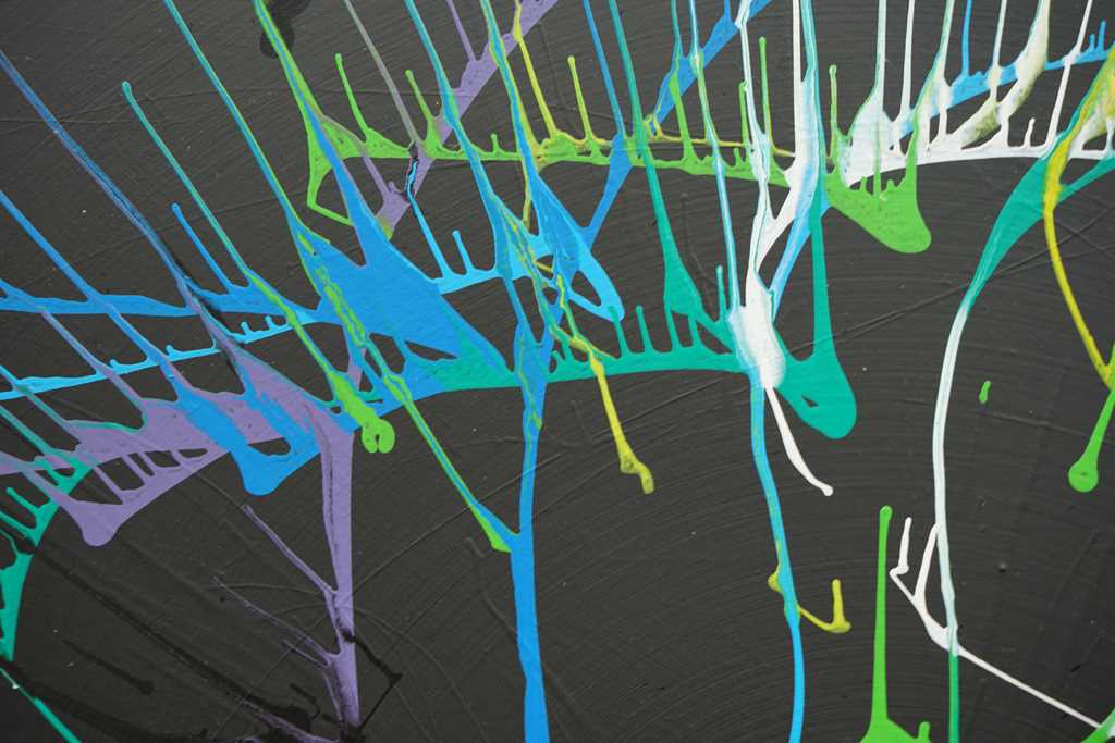 Gemälde Splash 49 (Ausschnitt): Große, runde Leinwand mit tiefschwarzem Hintergrund und dynamischen, bunten Farbspritzern in Blau, Grün, Gelb, Orange, Rot und Weiß. Moderne, experimentelle Kunst von Mark Hellbusch (2024).