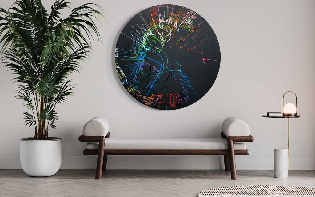 Gemälde Splash 49 (in situ): Große, runde Leinwand mit tiefschwarzem Hintergrund und dynamischen, bunten Farbspritzern in Blau, Grün, Gelb, Orange, Rot und Weiß. Moderne, experimentelle Kunst von Mark Hellbusch (2024).