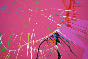 Gemälde Splash 51: Große, runde Leinwand mit magentafarbenem Hintergrund und dynamischen, bunten Farbspritzern in Blau, Grün, Gelb, Rot, Weiß und Schwarz. Moderne, experimentelle Kunst von Mark Hellbusch, 2024 (Ausschnitt)