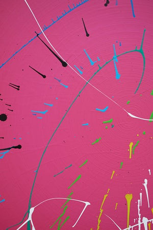 Gemälde Splash 51: Große, runde Leinwand mit magentafarbenem Hintergrund und dynamischen, bunten Farbspritzern in Blau, Grün, Gelb, Rot, Weiß und Schwarz. Moderne, experimentelle Kunst von Mark Hellbusch, 2024 (Ausschnitt)