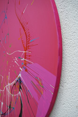 Gemälde Splash 51: Große, runde Leinwand mit magentafarbenem Hintergrund und dynamischen, bunten Farbspritzern in Blau, Grün, Gelb, Rot, Weiß und Schwarz. Moderne, experimentelle Kunst von Mark Hellbusch, 2024 (Seitenansicht)