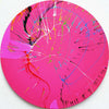 "Gemälde Splash 51: Große, runde Leinwand mit magentafarbenem Hintergrund und dynamischen, bunten Farbspritzern in Blau, Grün, Gelb, Rot, Weiß und Schwarz. Moderne, experimentelle Kunst von Mark Hellbusch, 2024.