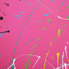 Gemälde Splash 51 (Ausschnitt): Große, runde Leinwand mit magentafarbenem Hintergrund und dynamischen, bunten Farbspritzern in Blau, Grün, Gelb, Rot, Weiß und Schwarz. Moderne, experimentelle Kunst von Mark Hellbusch, 2024.