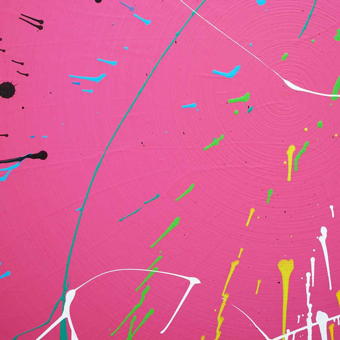 Gemälde Splash 51 (Ausschnitt): Große, runde Leinwand mit magentafarbenem Hintergrund und dynamischen, bunten Farbspritzern in Blau, Grün, Gelb, Rot, Weiß und Schwarz. Moderne, experimentelle Kunst von Mark Hellbusch, 2024.