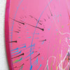 Gemälde Splash 51 (Ausschnitt): Große, runde Leinwand mit magentafarbenem Hintergrund und dynamischen, bunten Farbspritzern in Blau, Grün, Gelb, Rot, Weiß und Schwarz. Moderne, experimentelle Kunst von Mark Hellbusch, 2024.