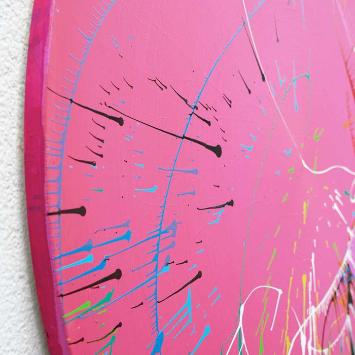 Gemälde Splash 51 (Ausschnitt): Große, runde Leinwand mit magentafarbenem Hintergrund und dynamischen, bunten Farbspritzern in Blau, Grün, Gelb, Rot, Weiß und Schwarz. Moderne, experimentelle Kunst von Mark Hellbusch, 2024.