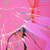 Gemälde Splash 51 (Ausschnitt): Große, runde Leinwand mit magentafarbenem Hintergrund und dynamischen, bunten Farbspritzern in Blau, Grün, Gelb, Rot, Weiß und Schwarz. Moderne, experimentelle Kunst von Mark Hellbusch, 2024.