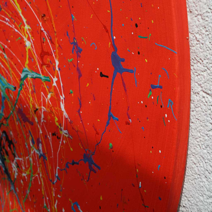 Dynamisches Actionpainting "Splash 58" auf runder Leinwand, 140 cm Durchmesser, gemalt 2024 von Mark Hellbusch.