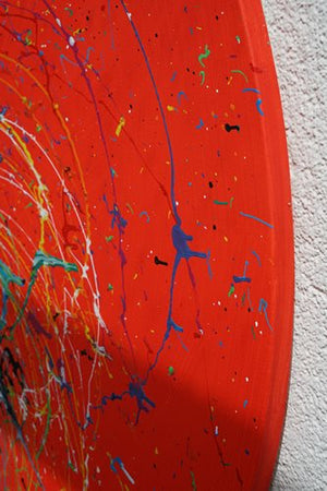 Dynamisches Actionpainting "Splash 58" auf runder Leinwand, 140 cm Durchmesser, gemalt 2024 von Mark Hellbusch (von der Seite).