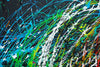 Gemälde Splash 59 (Ausschnitt): Runde Leinwand mit einem tiefschwarzen Hintergrund und dynamischen Farbspritzern in Weiß, Grün, Blau, Gelb, Rot und Orange. Zeitgenössische, abstrakte Kunst gemalt 2024 von Mark Hellbusch