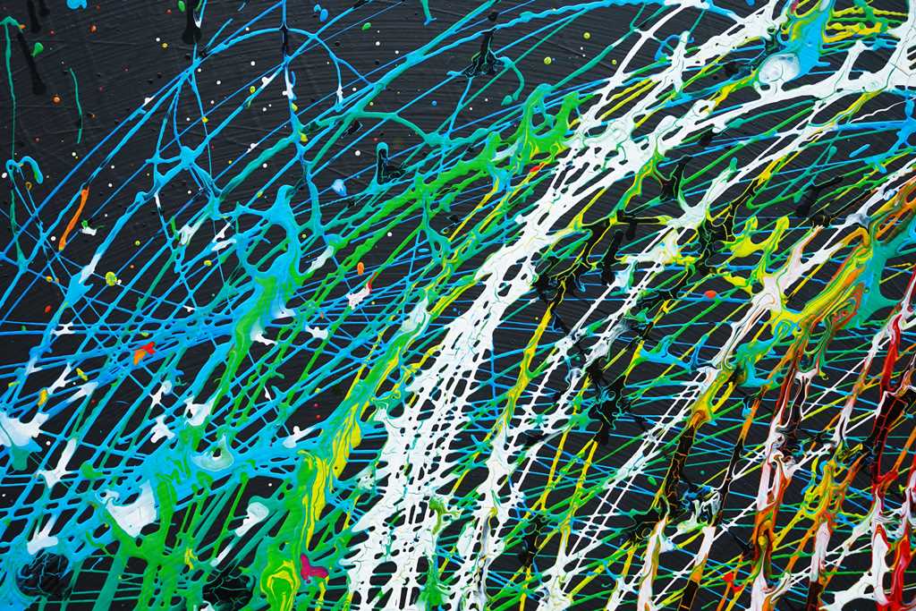 Gemälde Splash 59 (Ausschnitt): Runde Leinwand mit einem tiefschwarzen Hintergrund und dynamischen Farbspritzern in Weiß, Grün, Blau, Gelb, Rot und Orange. Zeitgenössische, abstrakte Kunst gemalt 2024 von Mark Hellbusch
