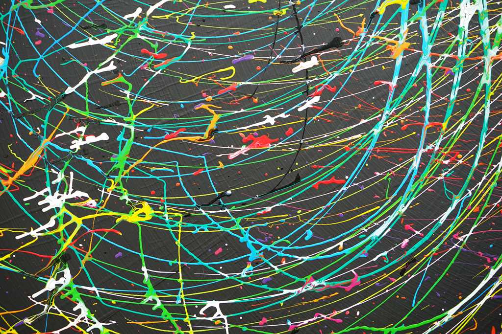 Gemälde Splash 59 (Ausschnitt): Runde Leinwand mit einem tiefschwarzen Hintergrund und dynamischen Farbspritzern in Weiß, Grün, Blau, Gelb, Rot und Orange. Zeitgenössische, abstrakte Kunst gemalt 2024 von Mark Hellbusch
