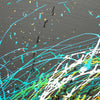 Gemälde Splash 59 (Ausschnitt): Runde Leinwand mit einem tiefschwarzen Hintergrund und dynamischen Farbspritzern in Weiß, Grün, Blau, Gelb, Rot und Orange. Zeitgenössische, abstrakte Kunst gemalt 2024 von Mark Hellbusch