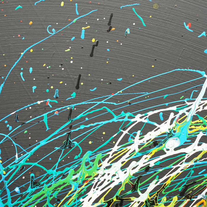 Gemälde Splash 59 (Ausschnitt): Runde Leinwand mit einem tiefschwarzen Hintergrund und dynamischen Farbspritzern in Weiß, Grün, Blau, Gelb, Rot und Orange. Zeitgenössische, abstrakte Kunst gemalt 2024 von Mark Hellbusch