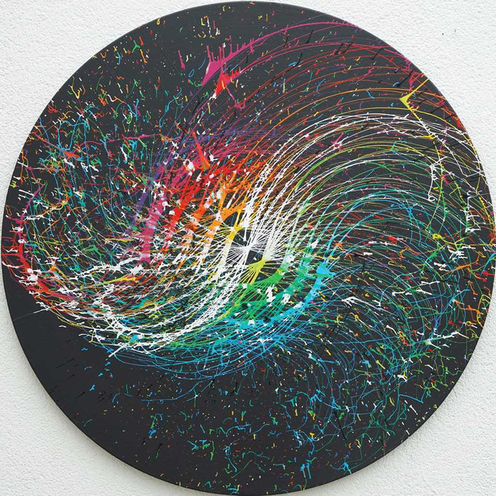 Gemälde Splash 59: Runde Leinwand mit einem tiefschwarzen Hintergrund und dynamischen Farbspritzern in Weiß, Grün, Blau, Gelb, Rot und Orange. Zeitgenössische, abstrakte Kunst gemalt 2024 von Mark Hellbusch