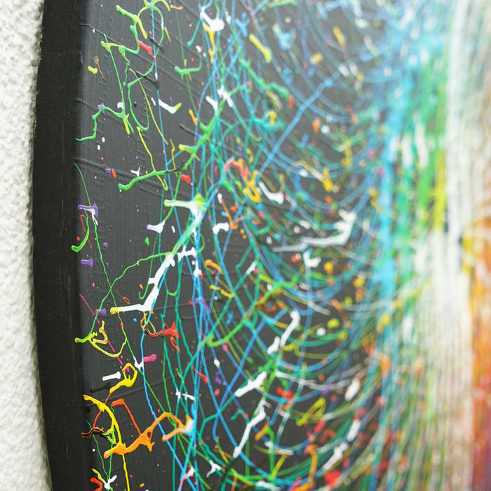 Gemälde Splash 59 (Seite): Runde Leinwand mit einem tiefschwarzen Hintergrund und dynamischen Farbspritzern in Weiß, Grün, Blau, Gelb, Rot und Orange. Zeitgenössische, abstrakte Kunst gemalt 2024 von Mark Hellbusch