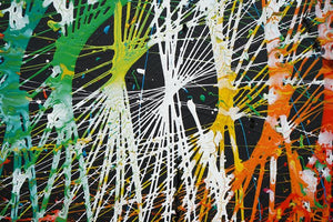 Gemälde Splash 59 (Nahaufnahme): Runde Leinwand mit einem tiefschwarzen Hintergrund und dynamischen Farbspritzern in Weiß, Grün, Blau, Gelb, Rot und Orange. Zeitgenössische, abstrakte Kunst gemalt 2024 von Mark Hellbusch