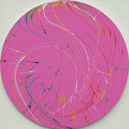 Gemälde Splash 60: Runde Leinwand mit einem pinken Hintergrund und dynamischen Farbspritzern in Weiß, Gelb, Grün, Blau, Rot und Orange. Zeitgenössische, abstrakte Kunst von Mark Hellbusch,2024