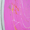 Gemälde Splash 60 (Seitenansicht): Runde Leinwand mit einem pinken Hintergrund und dynamischen Farbspritzern in Weiß, Gelb, Grün, Blau, Rot und Orange. Zeitgenössische, abstrakte Kunst von Mark Hellbusch,2024