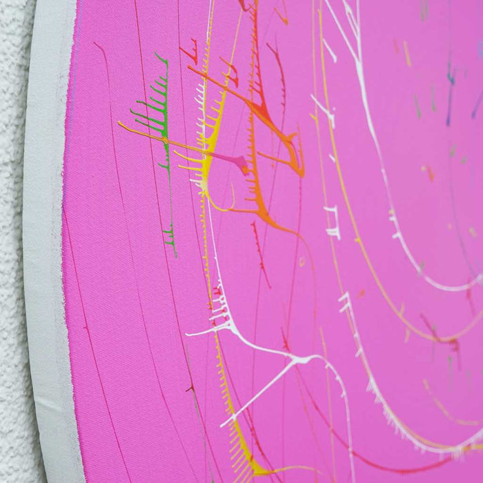 Gemälde Splash 60 (Seitenansicht): Runde Leinwand mit einem pinken Hintergrund und dynamischen Farbspritzern in Weiß, Gelb, Grün, Blau, Rot und Orange. Zeitgenössische, abstrakte Kunst von Mark Hellbusch,2024