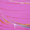 Gemälde Splash 60 (Nahansicht): Runde Leinwand mit einem pinken Hintergrund und dynamischen Farbspritzern in Weiß, Gelb, Grün, Blau, Rot und Orange. Zeitgenössische, abstrakte Kunst von Mark Hellbusch,2024