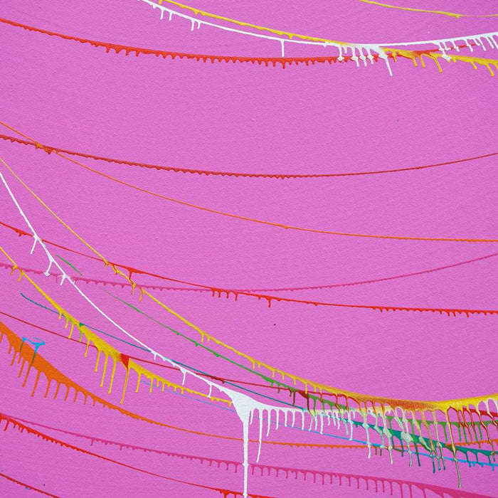 Gemälde Splash 60 (Nahansicht): Runde Leinwand mit einem pinken Hintergrund und dynamischen Farbspritzern in Weiß, Gelb, Grün, Blau, Rot und Orange. Zeitgenössische, abstrakte Kunst von Mark Hellbusch,2024
