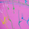 Gemälde Splash 60 (Nahansicht): Runde Leinwand mit einem pinken Hintergrund und dynamischen Farbspritzern in Weiß, Gelb, Grün, Blau, Rot und Orange. Zeitgenössische, abstrakte Kunst von Mark Hellbusch,2024