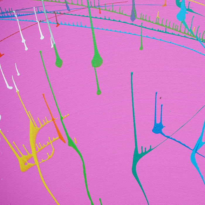 Gemälde Splash 60 (Nahansicht): Runde Leinwand mit einem pinken Hintergrund und dynamischen Farbspritzern in Weiß, Gelb, Grün, Blau, Rot und Orange. Zeitgenössische, abstrakte Kunst von Mark Hellbusch,2024