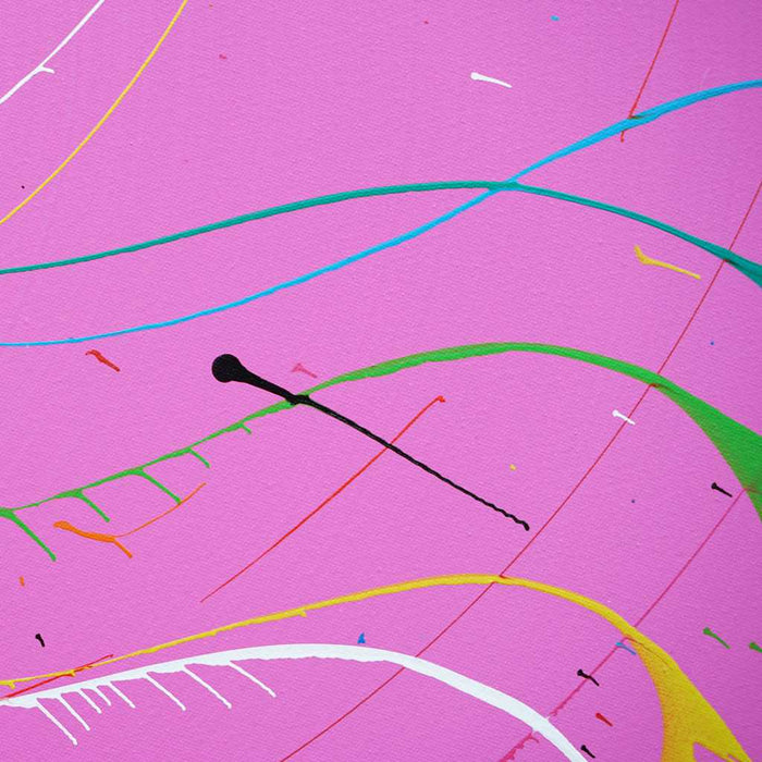 Gemälde Splash 60 (Nahansicht): Runde Leinwand mit einem pinken Hintergrund und dynamischen Farbspritzern in Weiß, Gelb, Grün, Blau, Rot und Orange. Zeitgenössische, abstrakte Kunst von Mark Hellbusch,2024